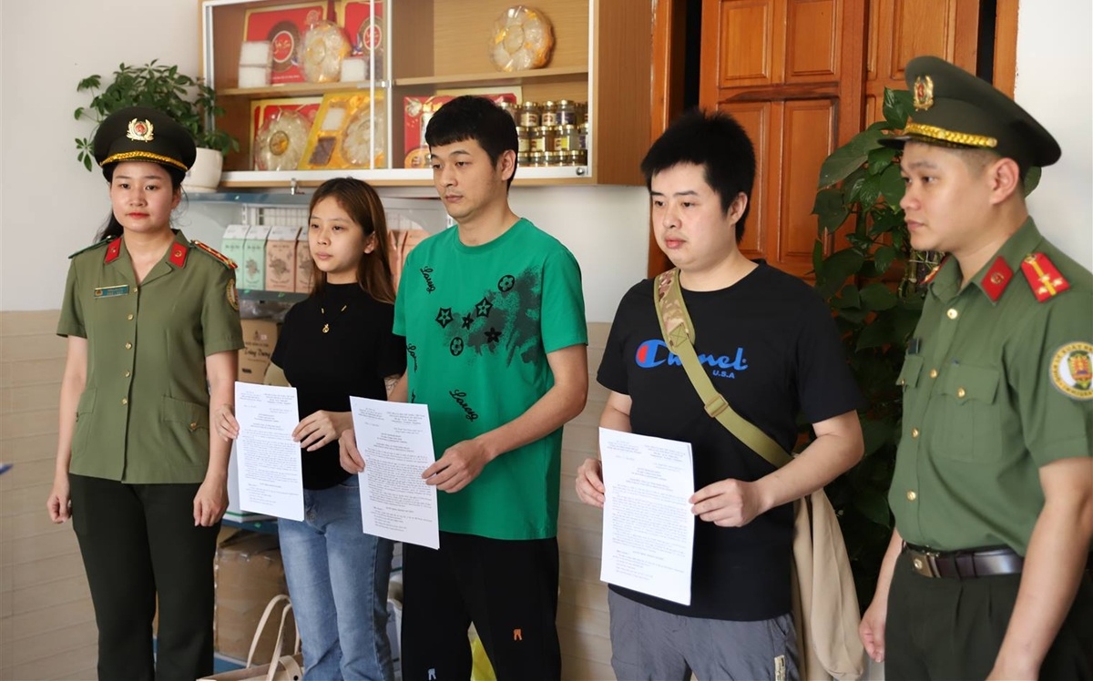 Các đối tượng khai nhận nhập cảnh trái phép từ Campuchia vào Việt Nam để tìm đường về lại Trung Quốc. Ảnh: CANT