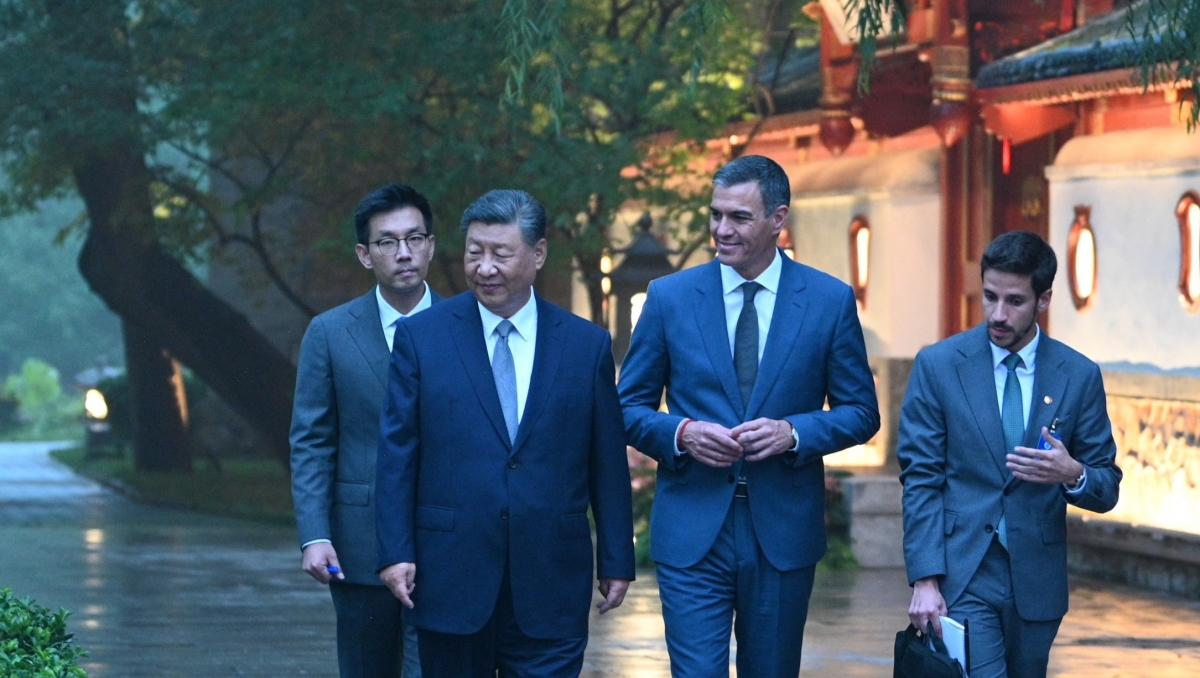 Chủ tịch Trung Quốc Tập Cận Bình và Thủ tướng Tây Ban Nha Pedro Sanchez ngày 11/4. (Ảnh: Reuters)