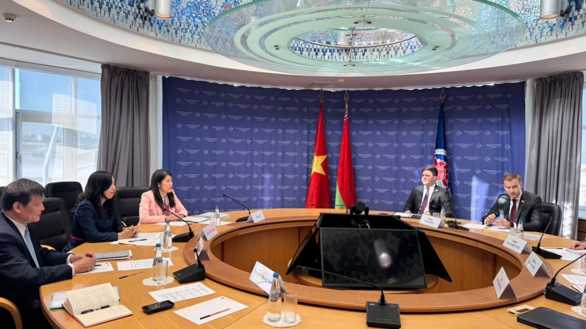Tham vấn chính trị Việt Nam - Belarus do Thứ trưởng Lê Thị Thi Hằng và Thứ trưởng thứ Nhất Bộ Ngoại giao Belarus S. Lukashevich đồng chủ trì. 