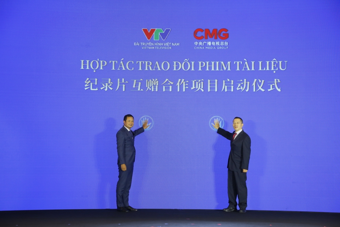Ông Đỗ Đức Hoàng (trái) - Phó Tổng Giám đốc Đài THVN và ông Lương Kiến Tăng - Chủ nhiệm Ban Biên tập CMG công bố dự án hợp tác trao đổi Phim Tài liệu phát sóng giữa VTV và CMG.