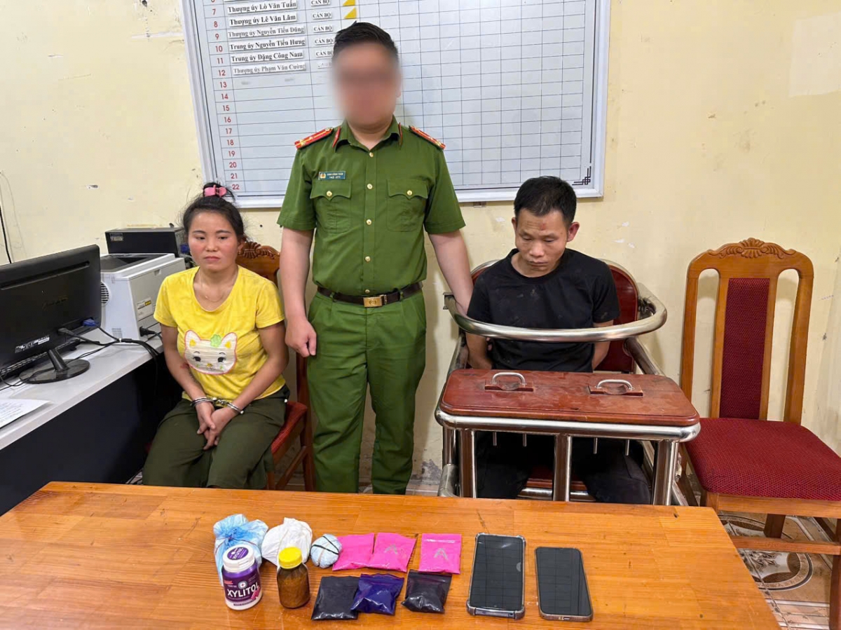 Đối tượng Lò Văn Tuấn, Vì Thị Sương cùng tang vật tại cơ quan công an
