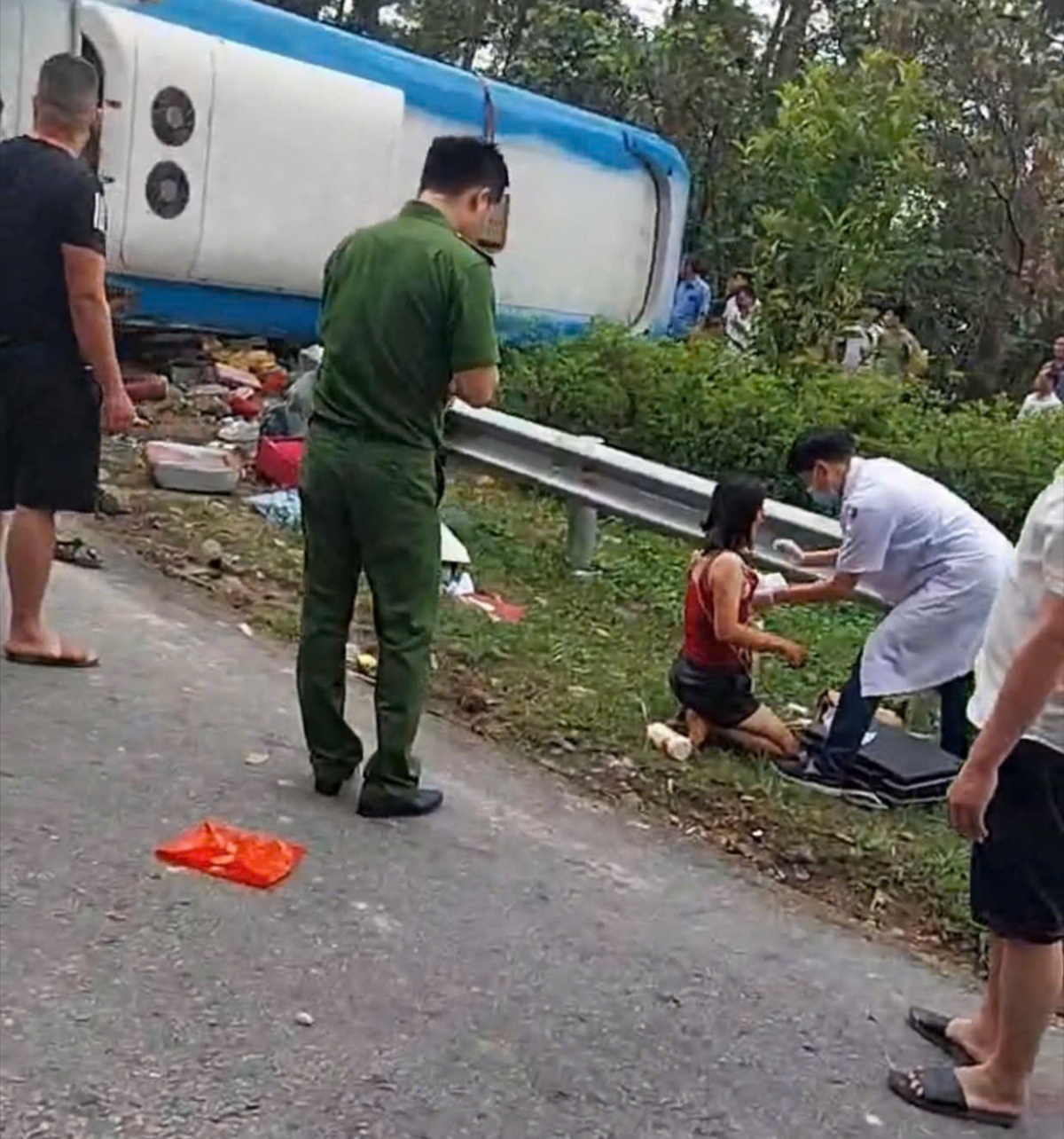 Thông tin bước đầu, cơ quan chức năng bước đầu xác định có 2 người tử vong tại chỗ, một nạn tử vong trên đường đi cấp cứu. Ngoài ra, nhiều nạn nhân khác bị thương.