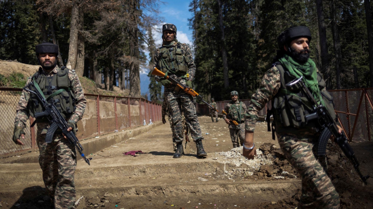 Quân đội Ấn Độ lùng bắt nghi phạm khủng bố ở Kashmir. (Ảnh: Reuters)