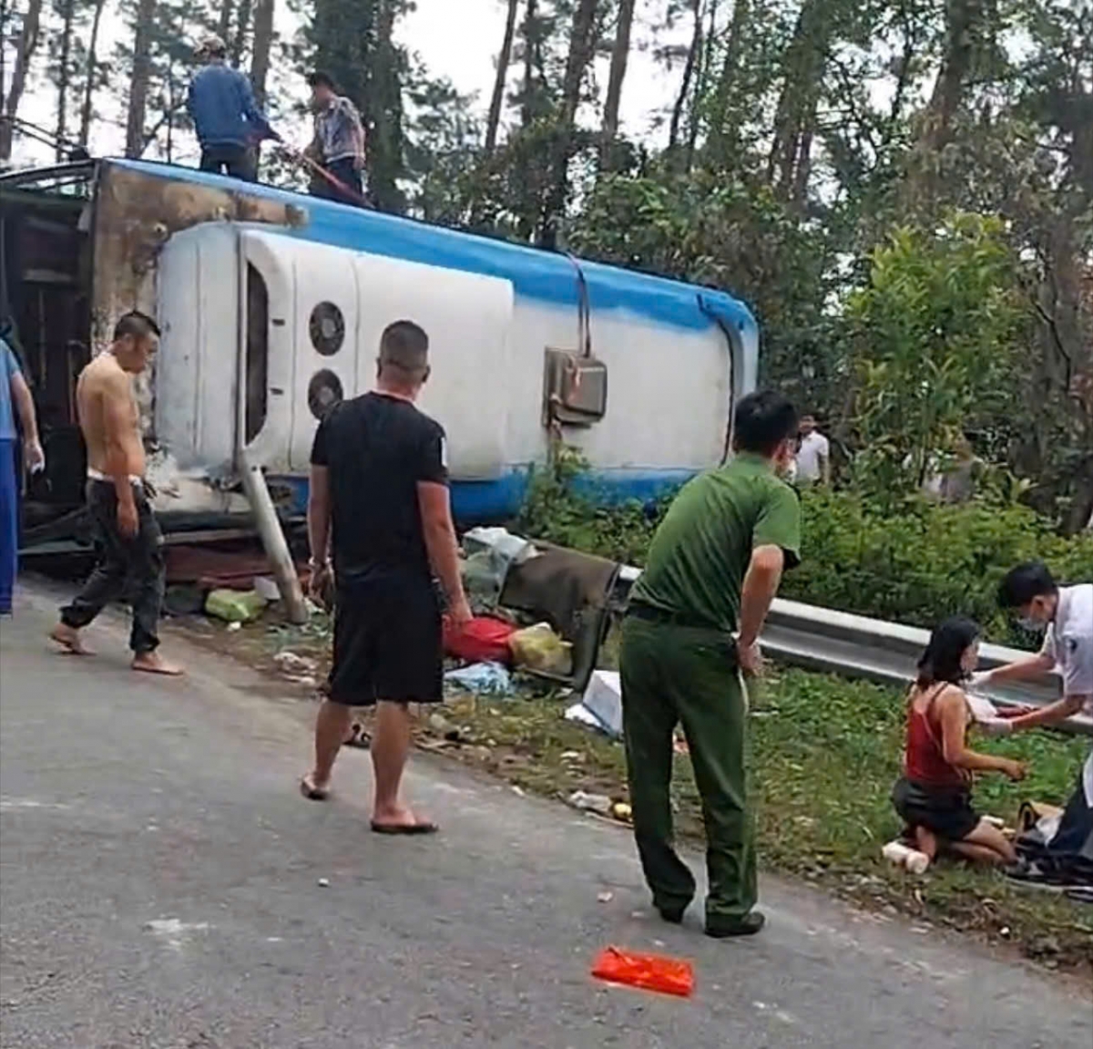 Được biết, ngay sau vụ TNGT xảy ra, Bí thư, Chủ tịch UBND tỉnh Vĩnh Phúc đã tới hiện trường chỉ đạo công tác khắc phục và cấp cứu người bị thương.