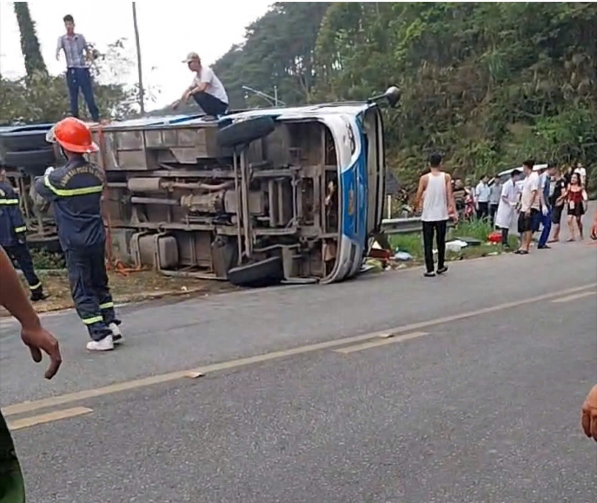 Trao đổi qua điện thoại với phóng viên, lãnh đạo UBND thị trấn Tam Đảo cho biết, vụ lật xe trên đèo Tam Đảo xảy ra sáng nay (26/4), tại Km19+500 hướng lên thị trấn Tam Đảo khiến 3 người tử vong và nhiều người bị thương.