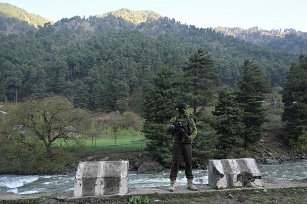 Một binh sĩ bán quân sự Ấn Độ làm nhiệm vụ canh gác tại Pahalgam, phía nam Srinagar, thuộc khu vực Kashmir do Ấn Độ kiểm soát, ngày 23/4/2025. Ảnh: Getty