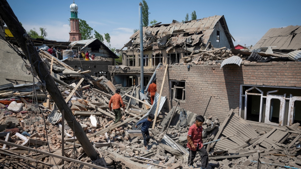 Ấn Độ triển khai trấn áp quy mô lớn tại Kashmir sau vụ khủng bố (Ảnh: Reuters).