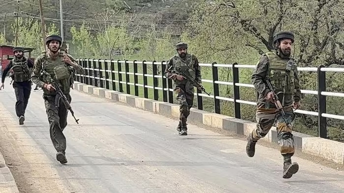 Lực lượng an ninh nhanh chóng có mặt tại hiện trường sau khi những kẻ khủng bố tấn công một nhóm khách du lịch tại Pahalgam, Anantnag thuộc vùng Jammu và Kashmir do Ấn Độ kiểm soát. Ảnh: PTI.