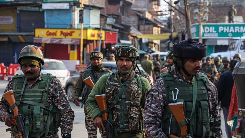 Lực lượng an ninh Ấn Độ tuần tra đường phố ở Pahalgam, vùng lãnh thổ Jammu và Kashmir ngày 24/4/2025. Ảnh: Getty