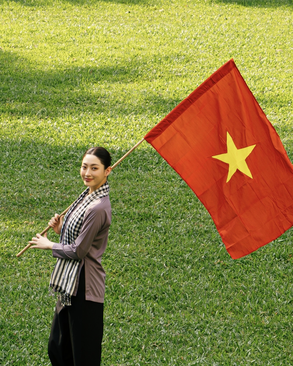 Là đại diện của thế hệ trẻ hiện đại, Lương Thùy Linh luôn thể hiện bản lĩnh, tri thức và trách nhiệm xã hội qua từng dự án cộng đồng lẫn hoạt động nghệ thuật. Việc lựa chọn tái hiện hình ảnh người phụ nữ thời chiến trong dịp lễ trọng đại này cho thấy tình yêu sâu sắc của cô dành cho lịch sử, văn hóa và dân tộc Việt Nam.