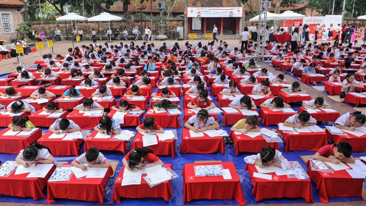 Các thí sinh tham gia các phần thi tại Văn Miếu – Quốc Tử Giám (Hà Nội)