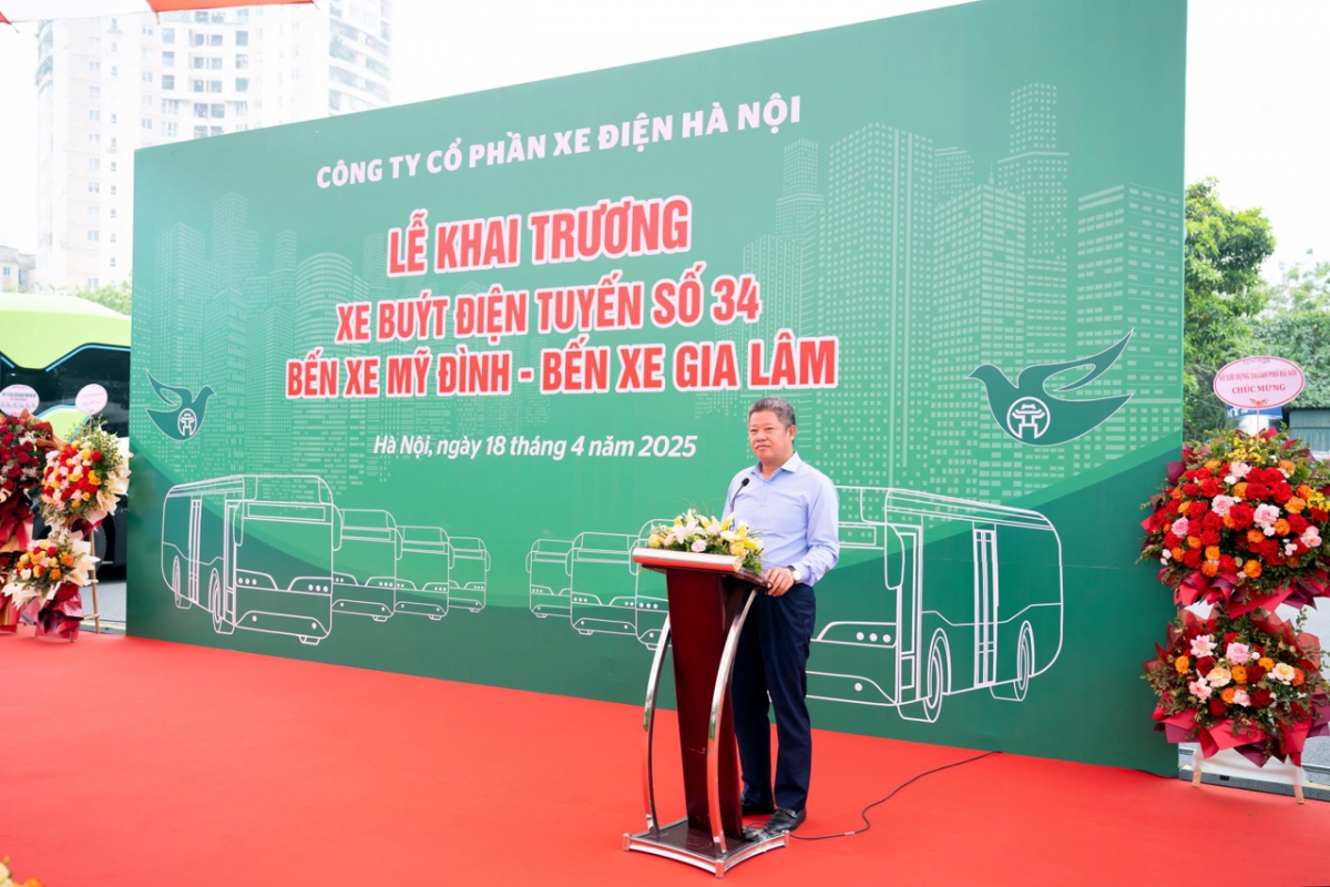 Ông Nguyễn Mạnh Quyền - Phó Chủ tịch UBND Thành phố Hà Nội phát biểu tại Lễ khai trương Xe buýt điện tuyến số 34