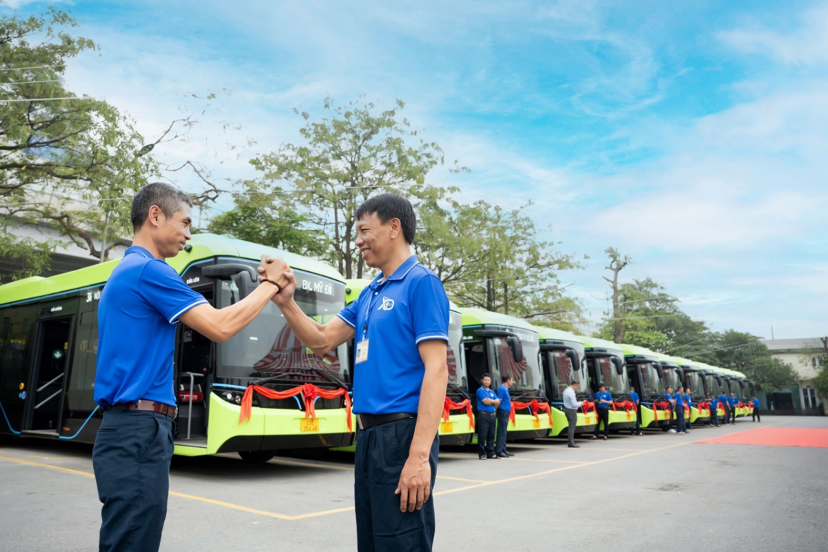 17 chiếc xe buýt điện VinFast Green Bus được đưa vào vận hành tuyến buýt số 34 để phục vụ người dân Thủ đô