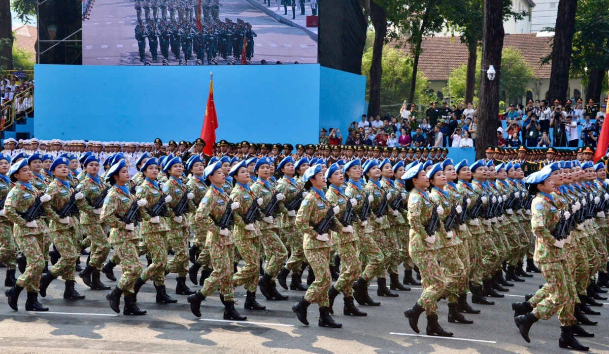 Các khối diễu binh đi qua khán đài 