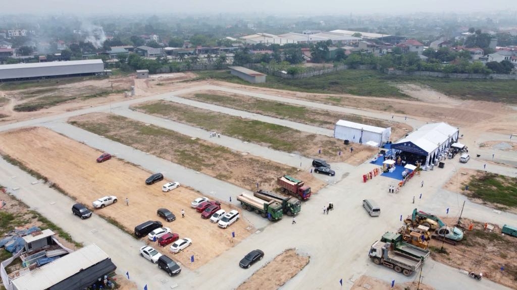 Dự án nằm tại nút giao quốc lộ 2 và đường Mê Linh, giúp kết nối thuận tiện tới Hà Nội cũng như các khu công nghiệp trọng điểm tại miền Bắc.