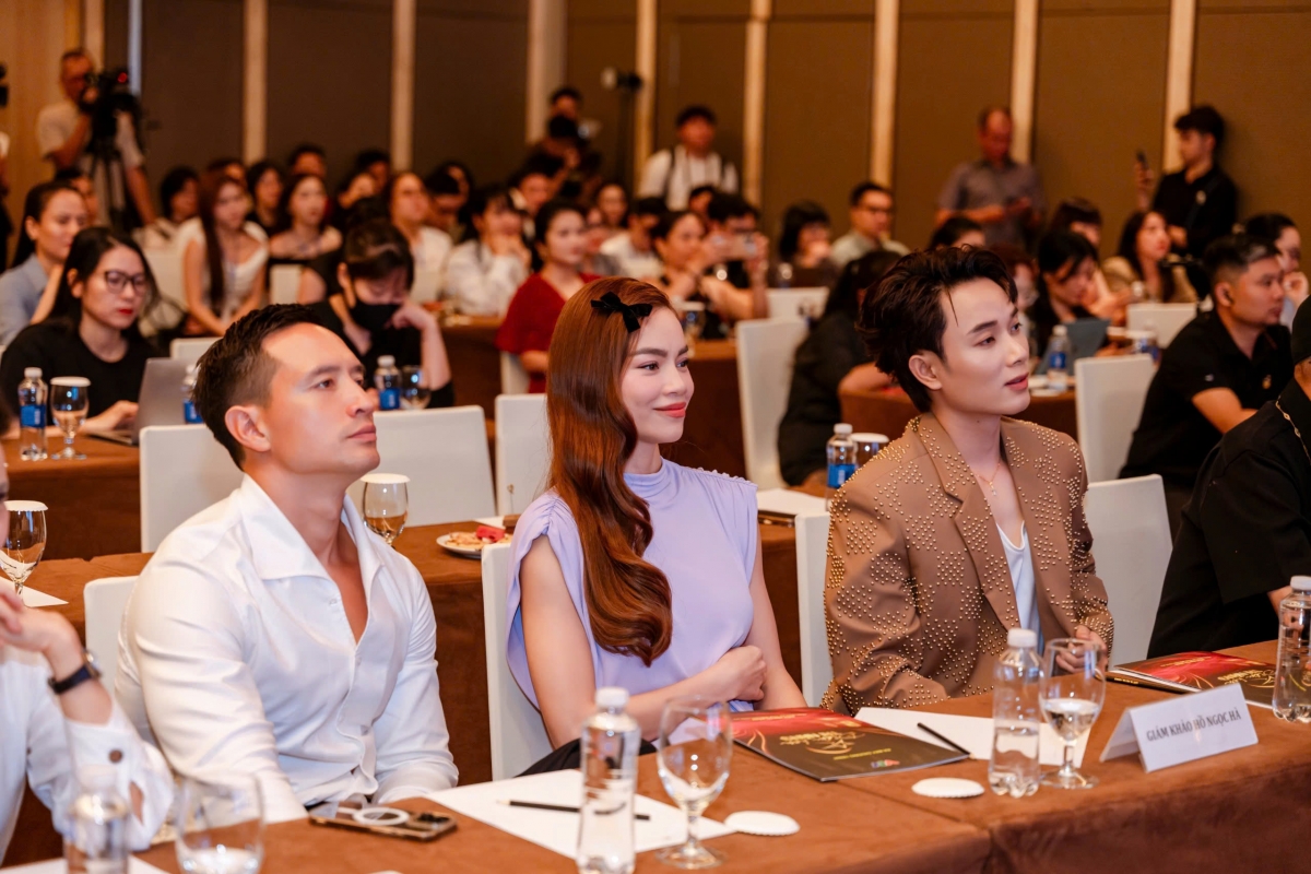 Đảm nhiệm vai trò giám khảo là bộ ba cá tính: ca sĩ Hồ Ngọc Hà, ca sĩ Trúc Nhân và nhạc sĩ Huy Tuấn