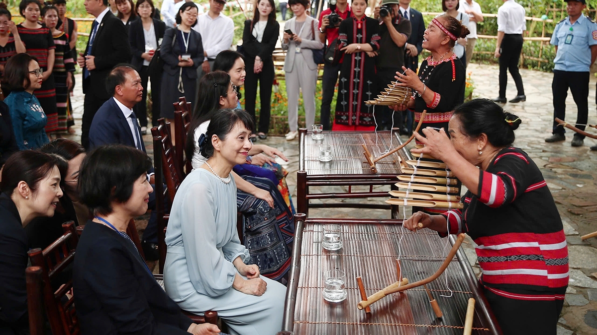 Nghệ nhân Ưu tú Y Sinh giới thiệu nét văn hóa dân tộc Xơ Đăng với Phu nhân Thủ tướng Nhật Bản.