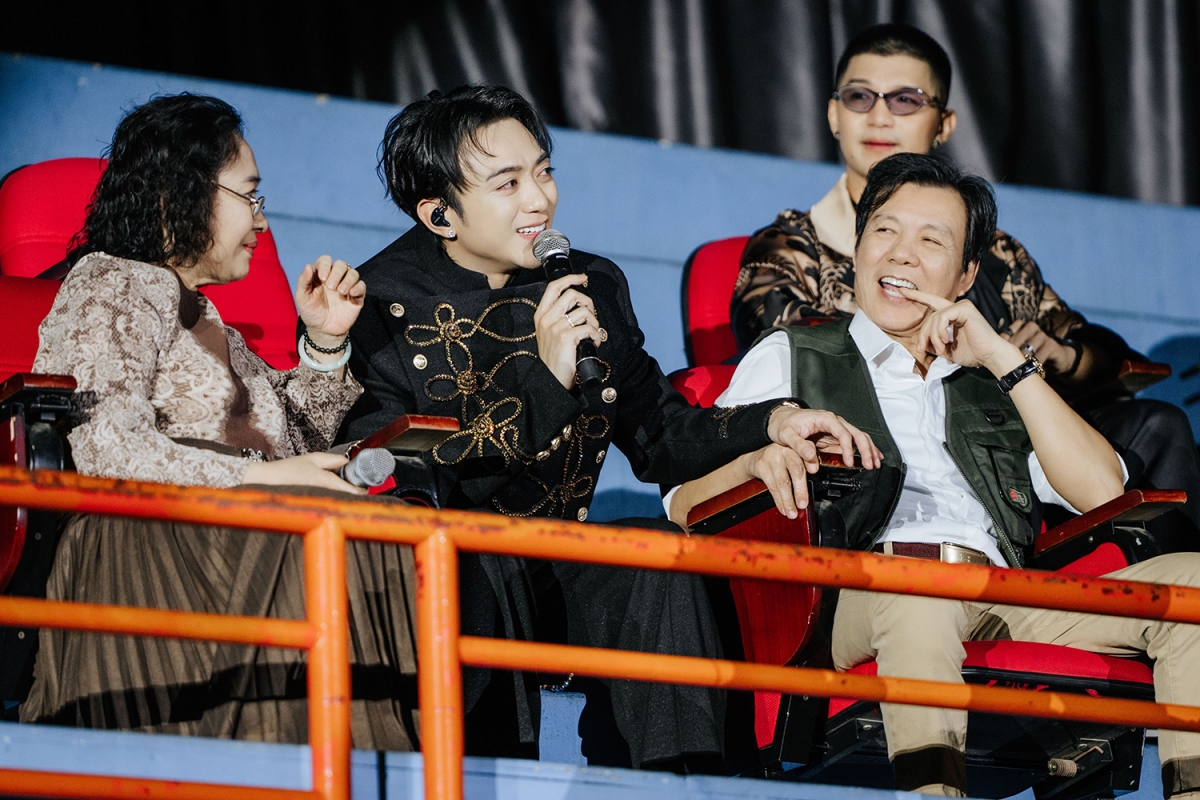 Soobin xúc động bên bố mẹ