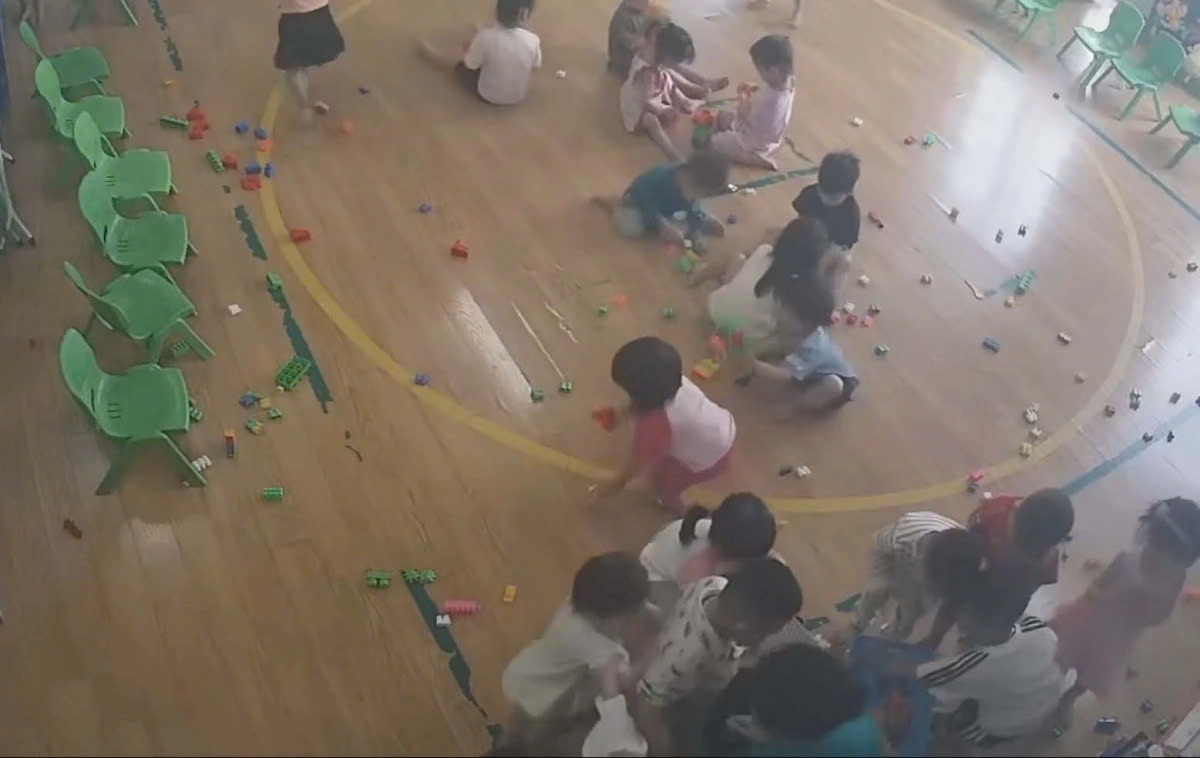 Hình ảnh cô giáo tác động vật lý với học sinh mầm non may Đáp Cầu (cắt từ clip)