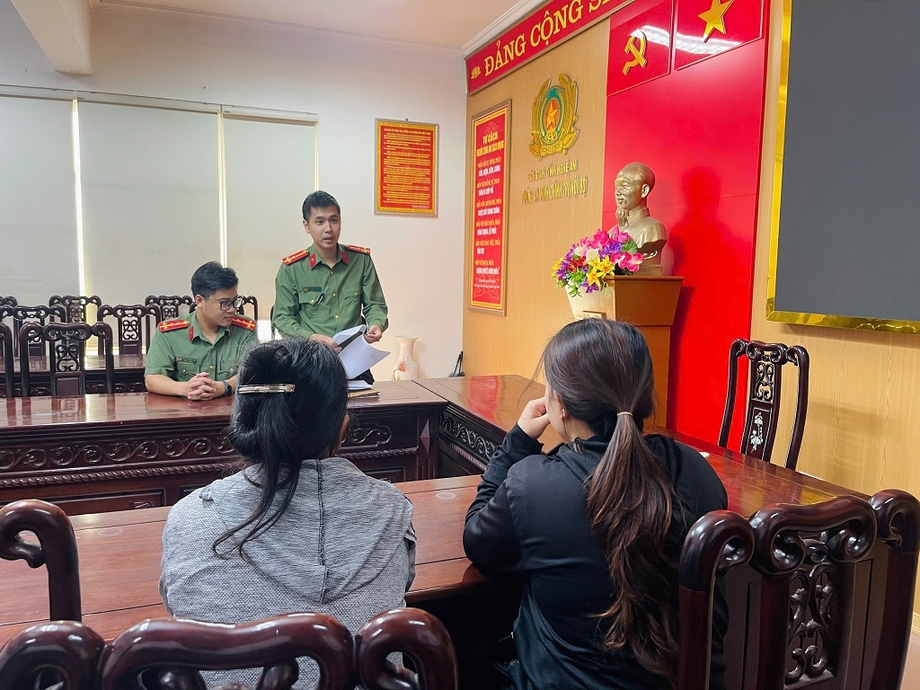 Công an Nghệ An đọc quyết định xử phạt hành chính đối với 2 trường hợp đăng thông tin bắt cóc sai sự thật