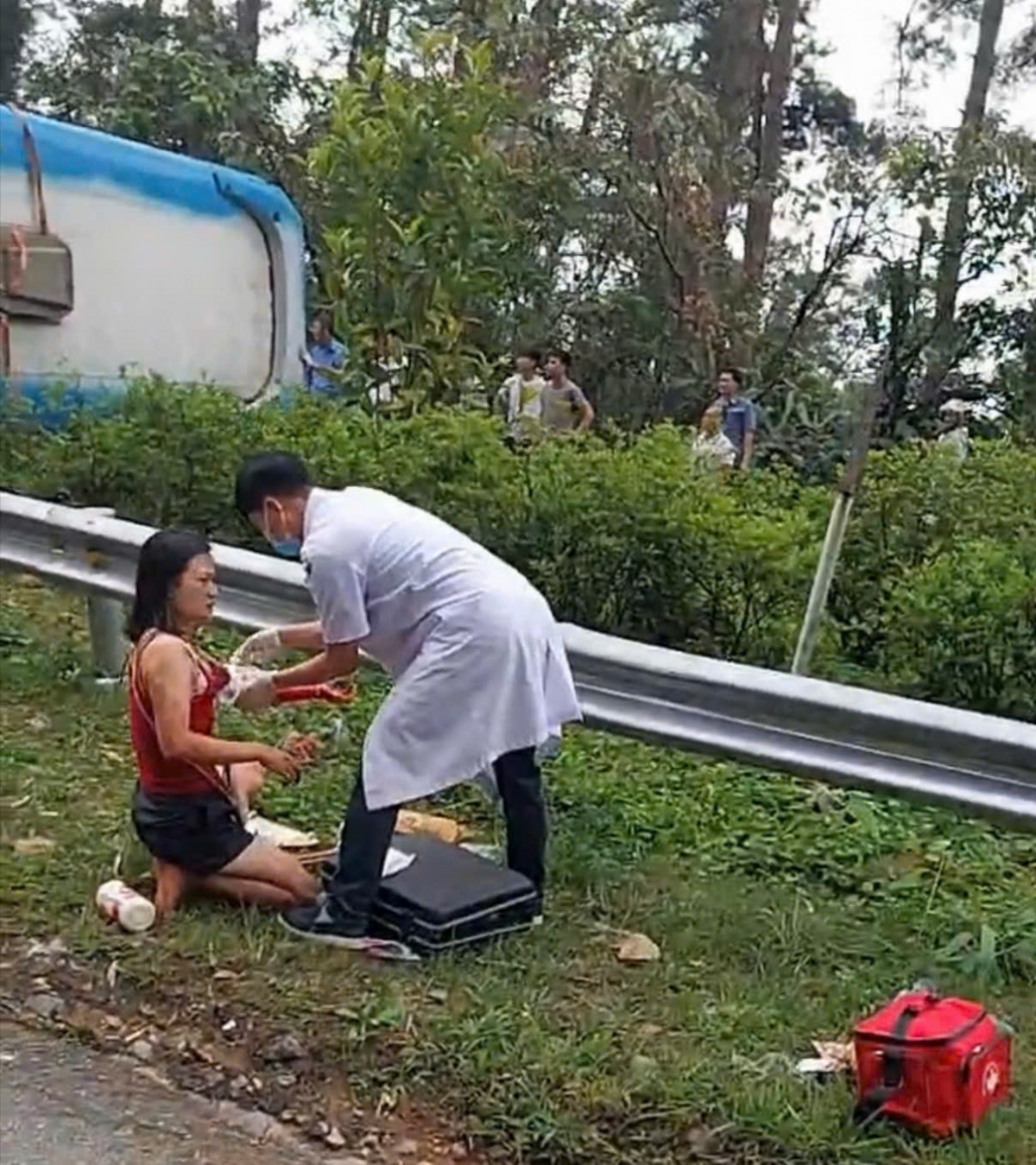 Hiện lực lượng chức năng đang phong tỏa hiện trường và cùng người dân đưa những nạn nhân bị thương đi cấp cứu.