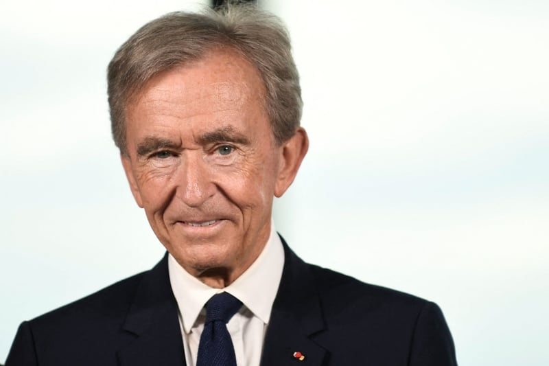 Ông Bernard Arnault (quốc tịch Mỹ) sở hữu tài sản ước tính 178 tỷ USD. Nguồn tài sản: LVMH. Từ vị trí dẫn đầu 2 năm liên tiếp trước đó, ông Bernard Arnault tụt xuống thứ 5 trong danh sách năm nay. Ông hiện là CEO kiêm Chủ tịch tập đoàn hàng xa xỉ lớn nhất thế giới LVMH, sở hữu 75 thương hiệu thời trang và mỹ phẩm, như Sephora, Tiffany &amp; Co, Givenchy, Christian Dior, Dom Perignon and Moët Hennessy.