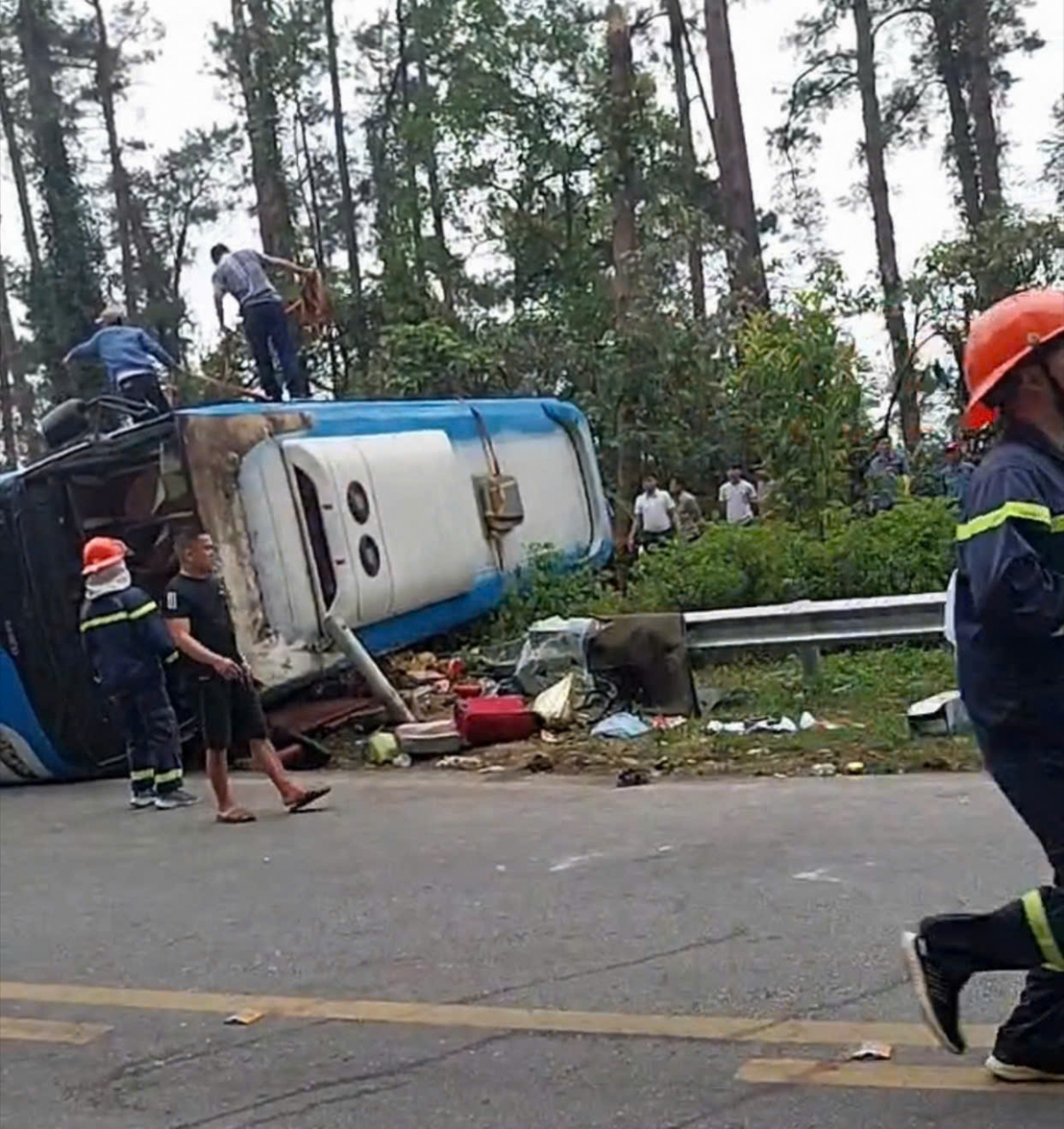 Hiện trường cho thấy, ô tô khách BKS 29F-059.95 nằm ở mép đường đèo Tam Đảo, cửa kính bị vỡ vụn.