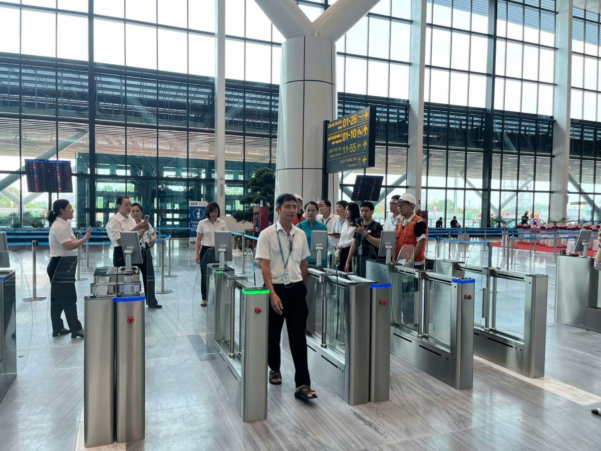 Hiện tại, Hãng hàng không Vietnam Airlines đang khai thác các chuyến bay giữa Thành phố Hồ Chí Minh và Hà Nội, Vân Đồn tại Nhà ga T3-Tân Sơn Nhất.