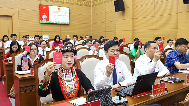 Các đại biểu thông qua nhiều nghị quyết tại kỳ họp (ảnh: Hiên Thuỷ)