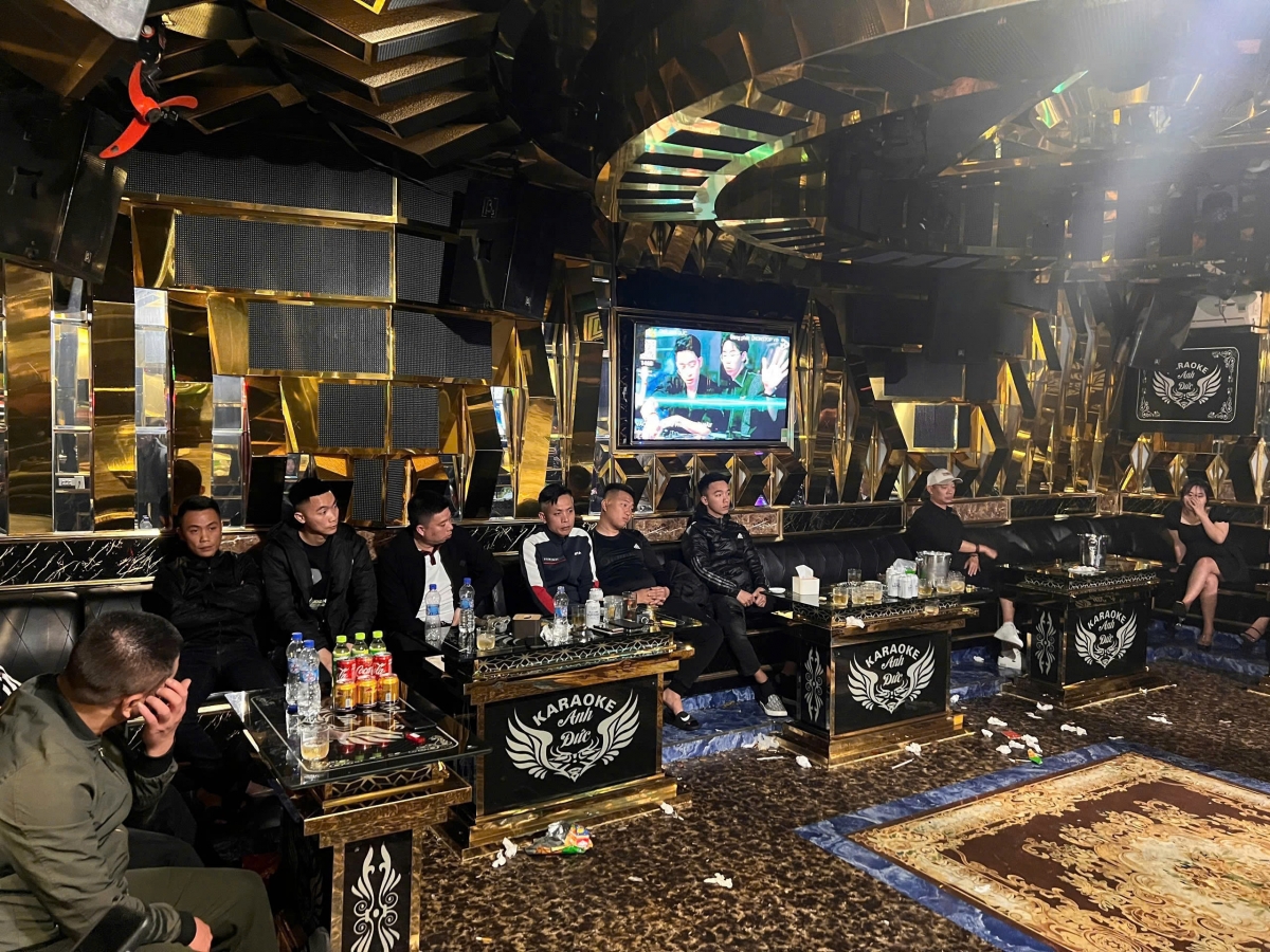 Các đối tượng sử dụng trái phép ma túy tại quán karaoke ở TP. Cẩm Phả, tỉnh Quảng Ninh. (Ảnh: CA Quảng Ninh)