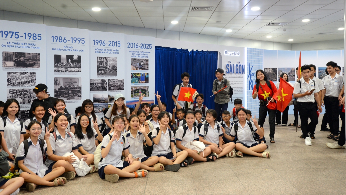 Các em học sinh hào hứng tham quan triển lãm