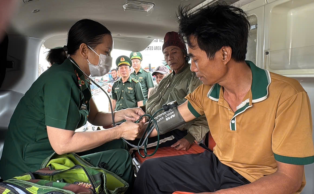 Cán bộ quân y Biên phòng kiểm tra sức khỏe các ngư dân khi tàu về bờ