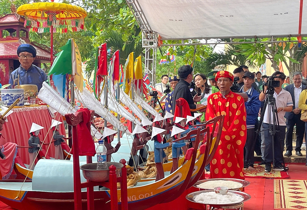 Thuyền buồm, hình nhân thế mạng, gạo, muối... sẵn sàng cho buổi lễ