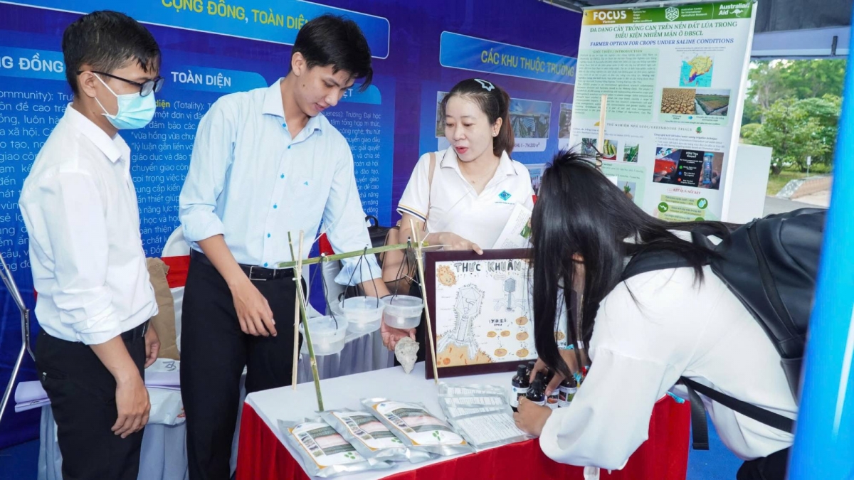 Cập nhật kiến thức mới và chuẩn hóa chương trình học gắn với việc thực hành