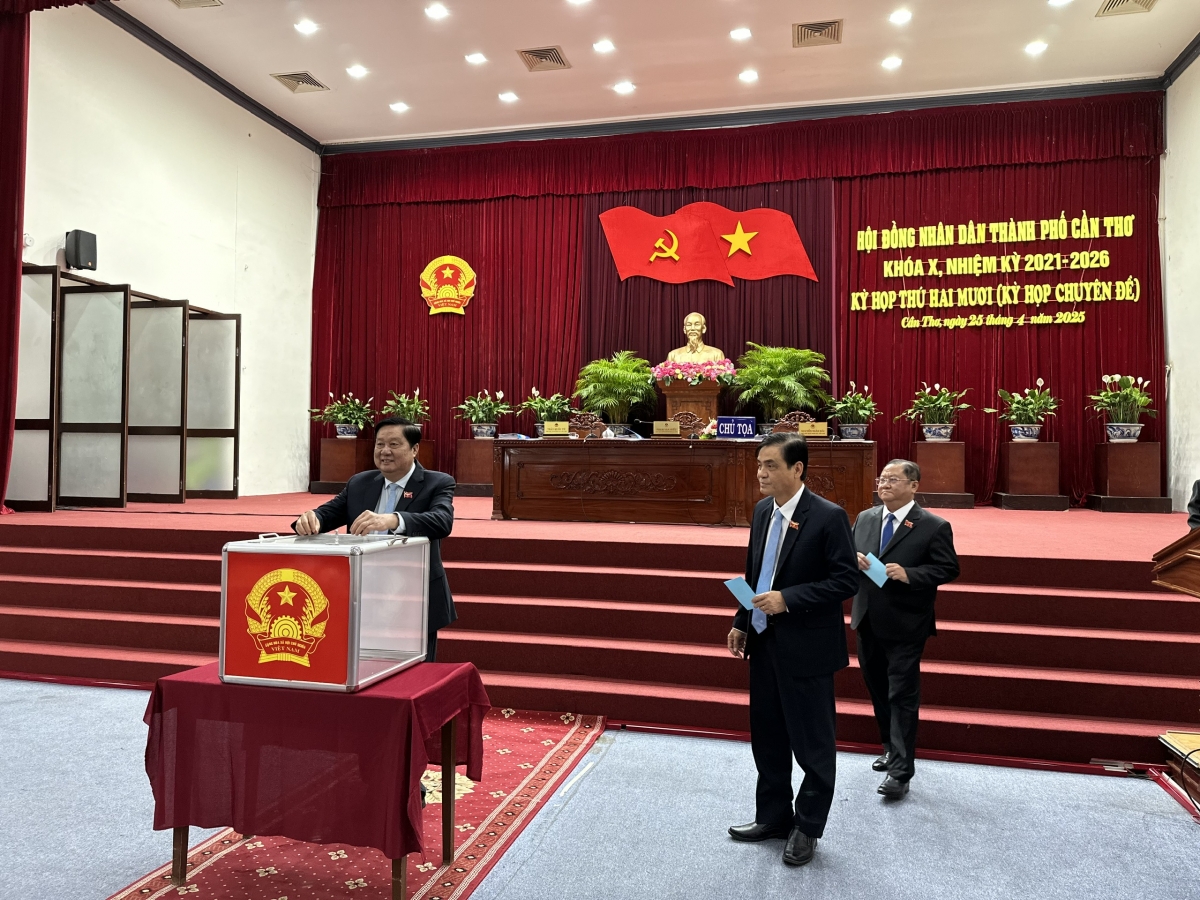 Các đại biểu HĐND thành phố Cần Thơ bỏ phiếu bầu