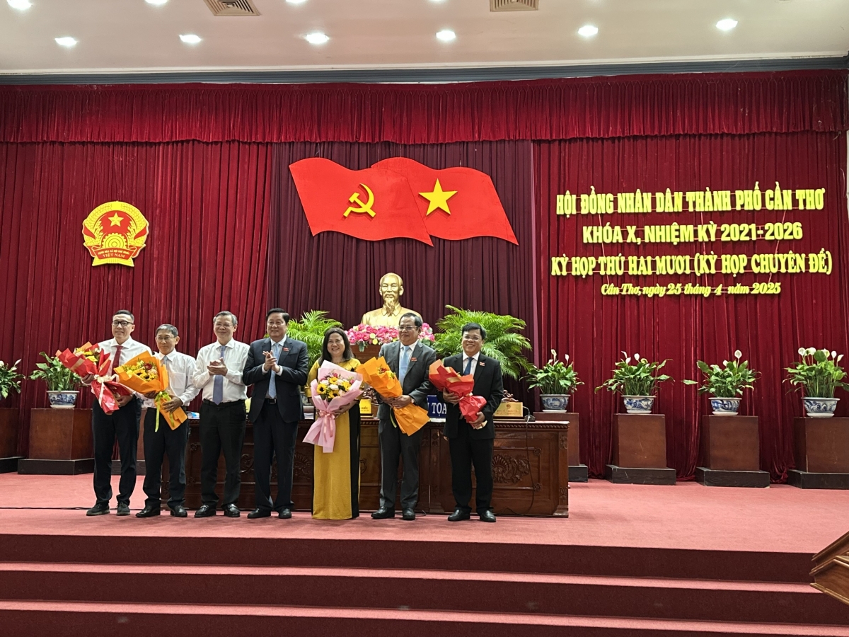 Lãnh đạo TP. Cần Thơ tặng hoa chúc mừng đại biểu được bầu vào Ủy viên UBND thành phố và các đại biểu được miễn nhiệm.