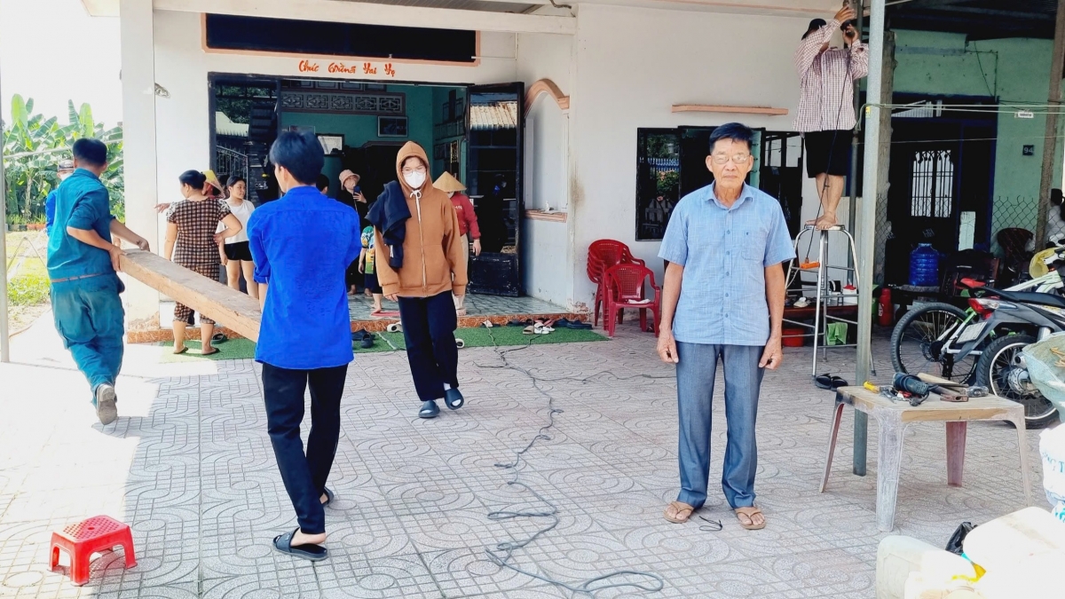 Người dân tháo dỡ nhà để giao mặt bằng thực hiện dự án cao tốc Biên Hòa - Vũng Tàu. Ảnh: UBND huyện Long Thành.