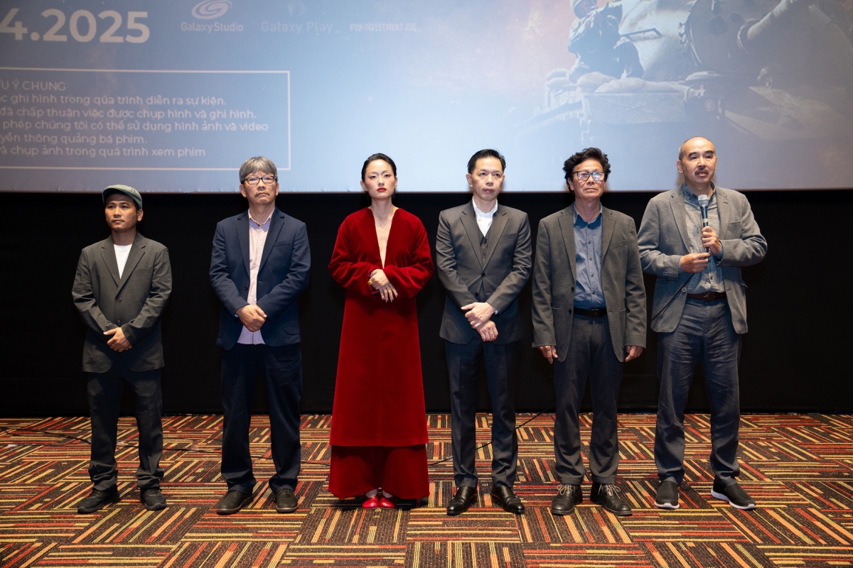 Đoàn làm phim "Địa đạo: Mặt trời trong bóng tối" trong buổi ra mắt phim tại Hà Nội