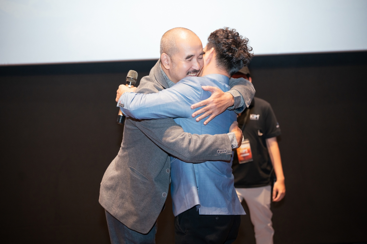 NSND Xuân Bắc xúc động ôm đạo diễn Bùi Thạc Chuyên sau khi xem "Địa đạo"