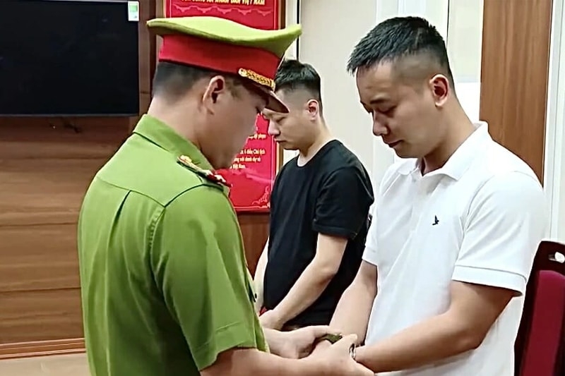 Quang Linh Vlogs bị khởi tố và bắt tạm giam để điều tra về hành vi sản xuất hàng giả là thực phẩm và lừa dối khách hàng.