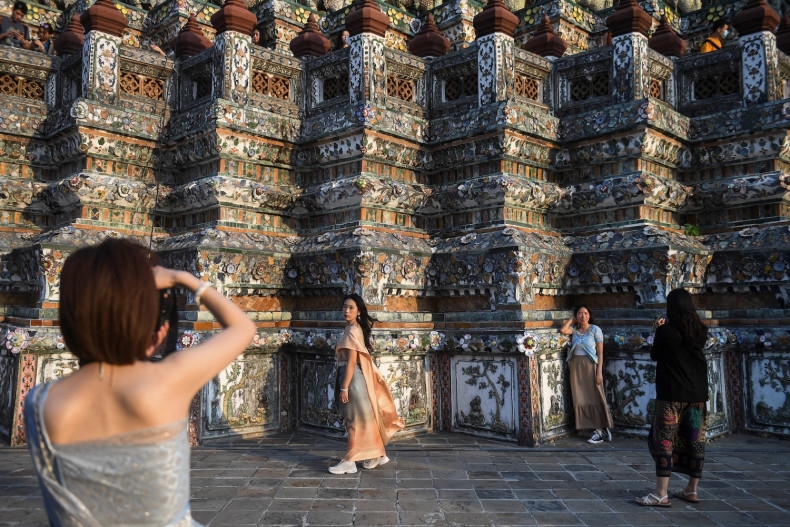 Du khách Trung Quốc chụp ảnh tại Bangkok, Thái Lan. Nguồn: Reuters