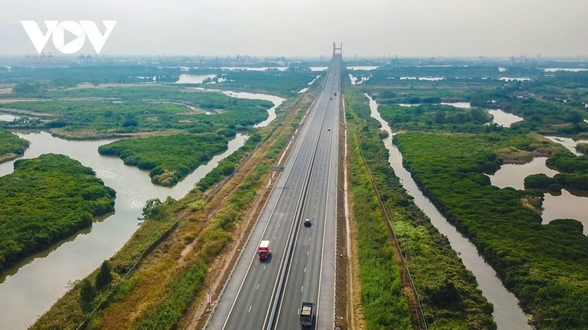 Chính phủ thành lập 07 Đoàn Kiểm tra rà soát, tháo gỡ các khó khăn, vướng mắc liên quan đến các dự án giao thông trọng điểm có kế hoạch hoàn thành năm 2025 để đạt mục tiêu 3.000 km đường bộ cao tốc