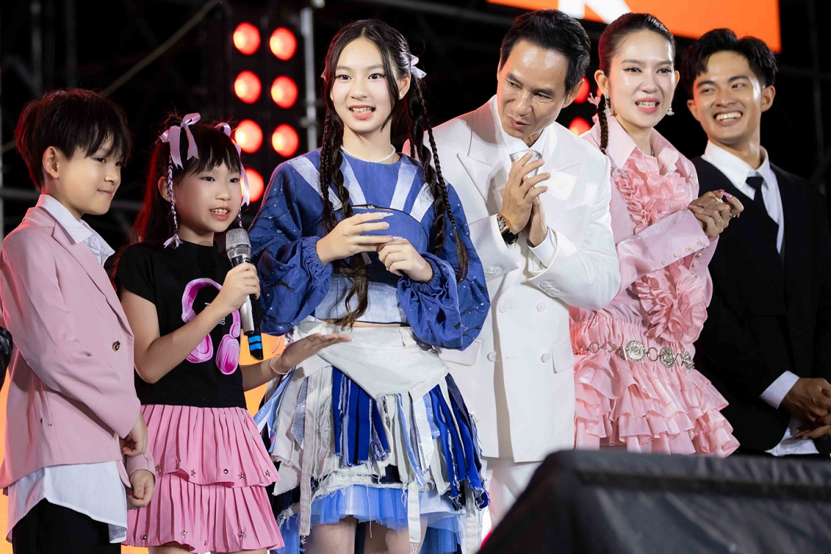 Chia sẻ tại showcase, ái nữ nhà Lý Hải - Minh Hà cho biết cô vào vai bé Thu trong dự án lần này. Cô còn khiến nhiều người bất ngờ khi tiết lộ phải trải qua nhiều buổi casting (thử vai) mới nhận được vai. "Con thấy rất vui và hạnh phúc khi nhận được vai này. Sau những lần casting, con cuối cùng cũng được một vai rất dài. Hy vọng cô chú, anh chị sẽ ủng hộ nhân vật của con", phần giới thiệu của Hải My khiến khán giả bật cười.