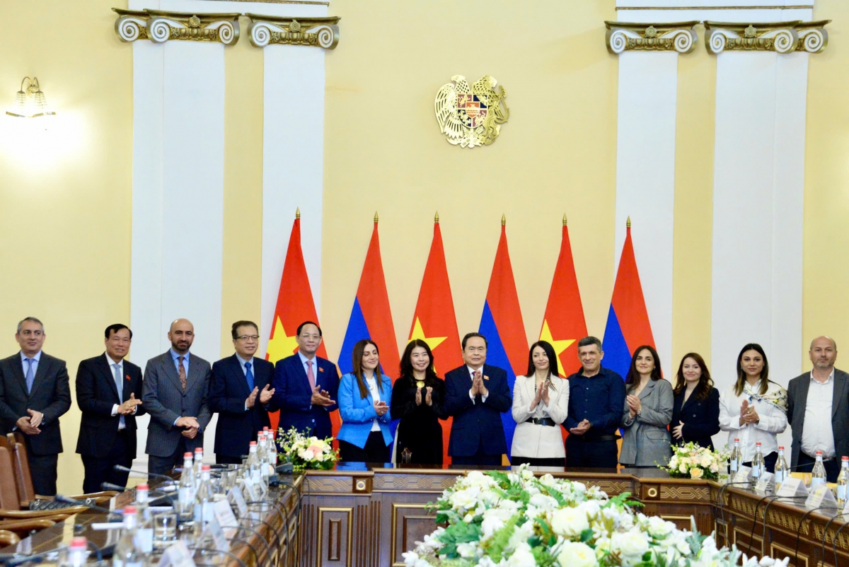 Chủ tịch Quốc hội Trần Thanh Mẫn chụp ảnh chung cùng các đại biểu