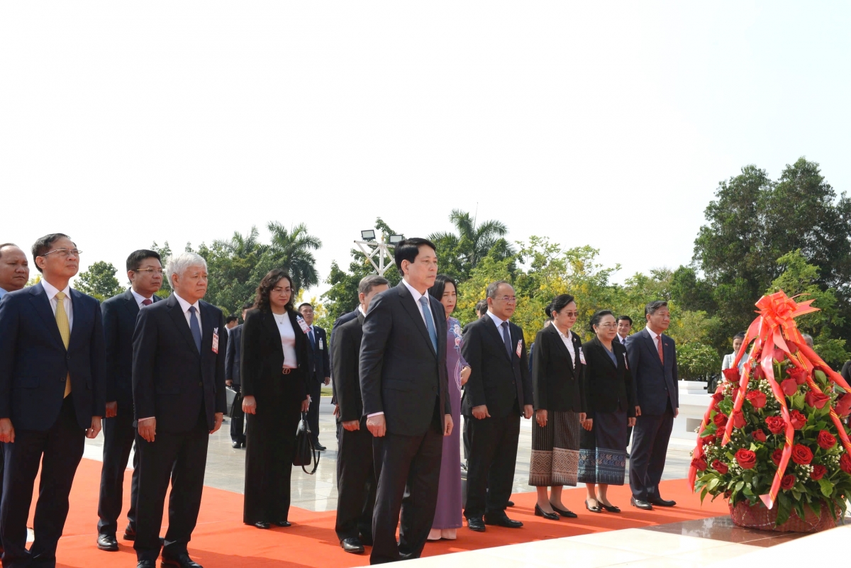 Chủ tịch nước Lương Cường cùng Đoàn cấp cao Việt Nam đã đến đặt lẵng hoa tại tượng Chủ tịch Kaysone Phomvihane.