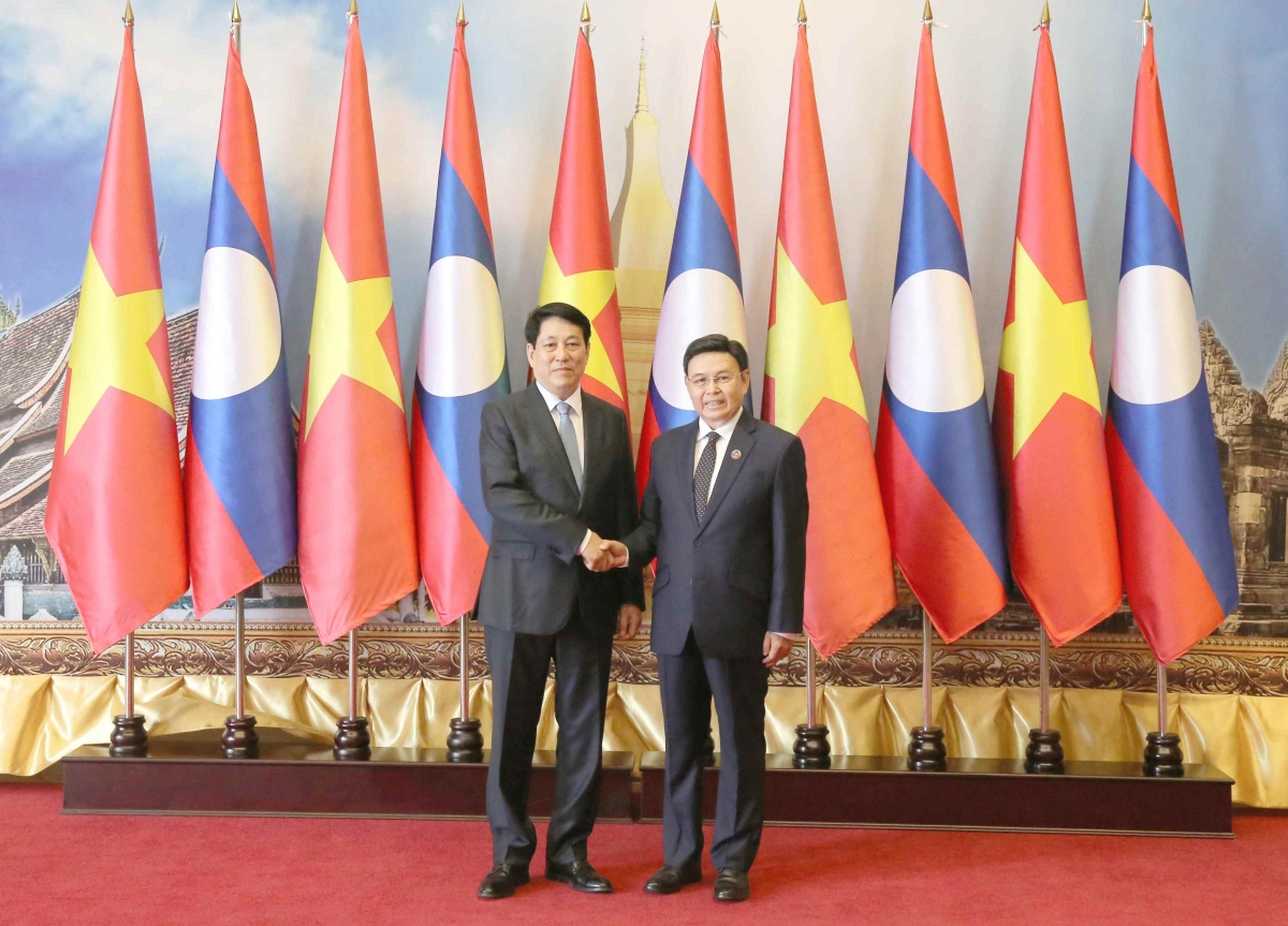 Chủ tịch nước Lương Cường và Chủ tịch Quốc hội Lào Saysomphone Phomvihane.
