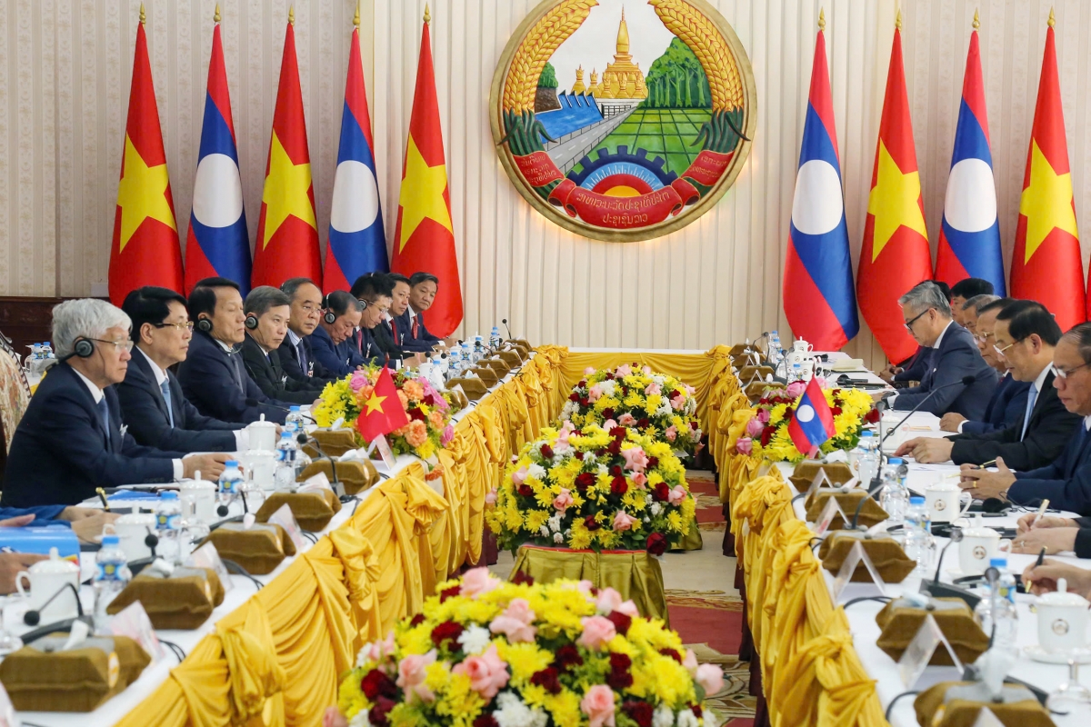 Chủ tịch nước Lương Cường Hội kiến Thủ tướng Lào Sonexay Siphandone.