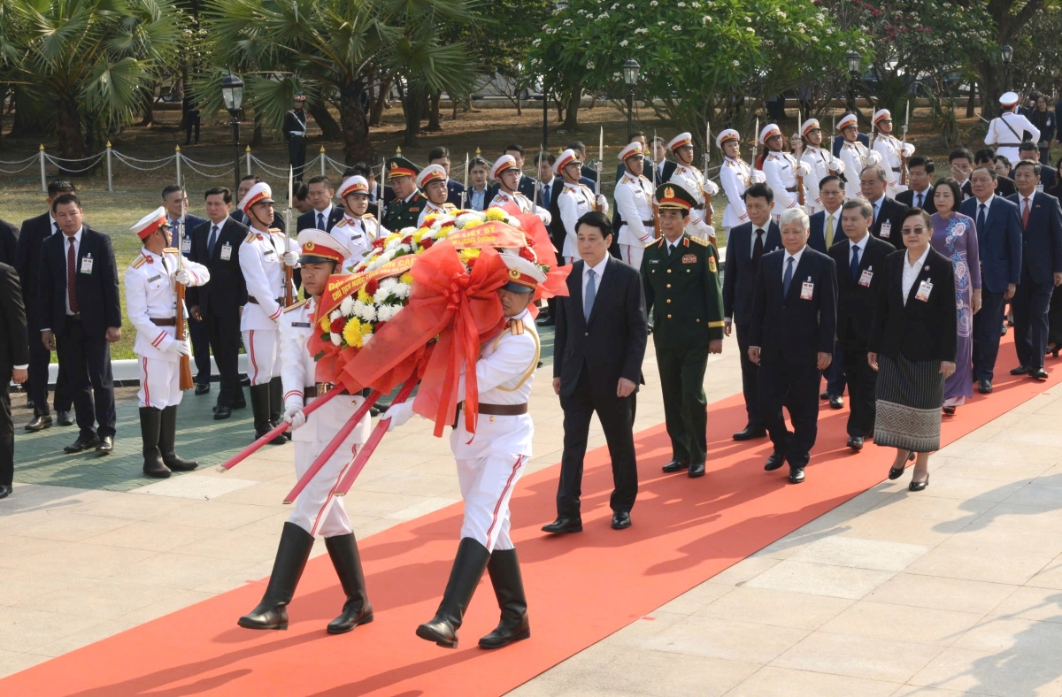 Chủ tịch nước Lương Cường đã đến đặt lẵng hoa tại Đài tưởng niệm các anh hùng liệt sĩ Lào.