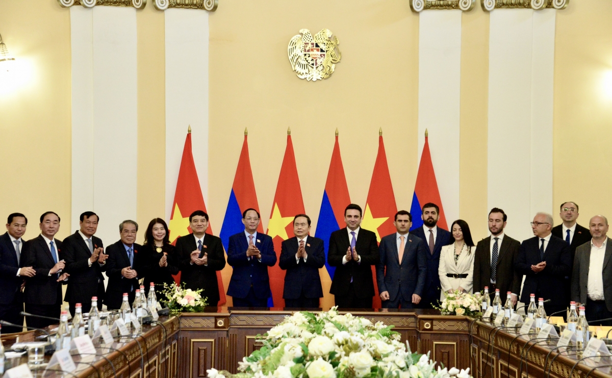 Hai bên chụp ảnh chung