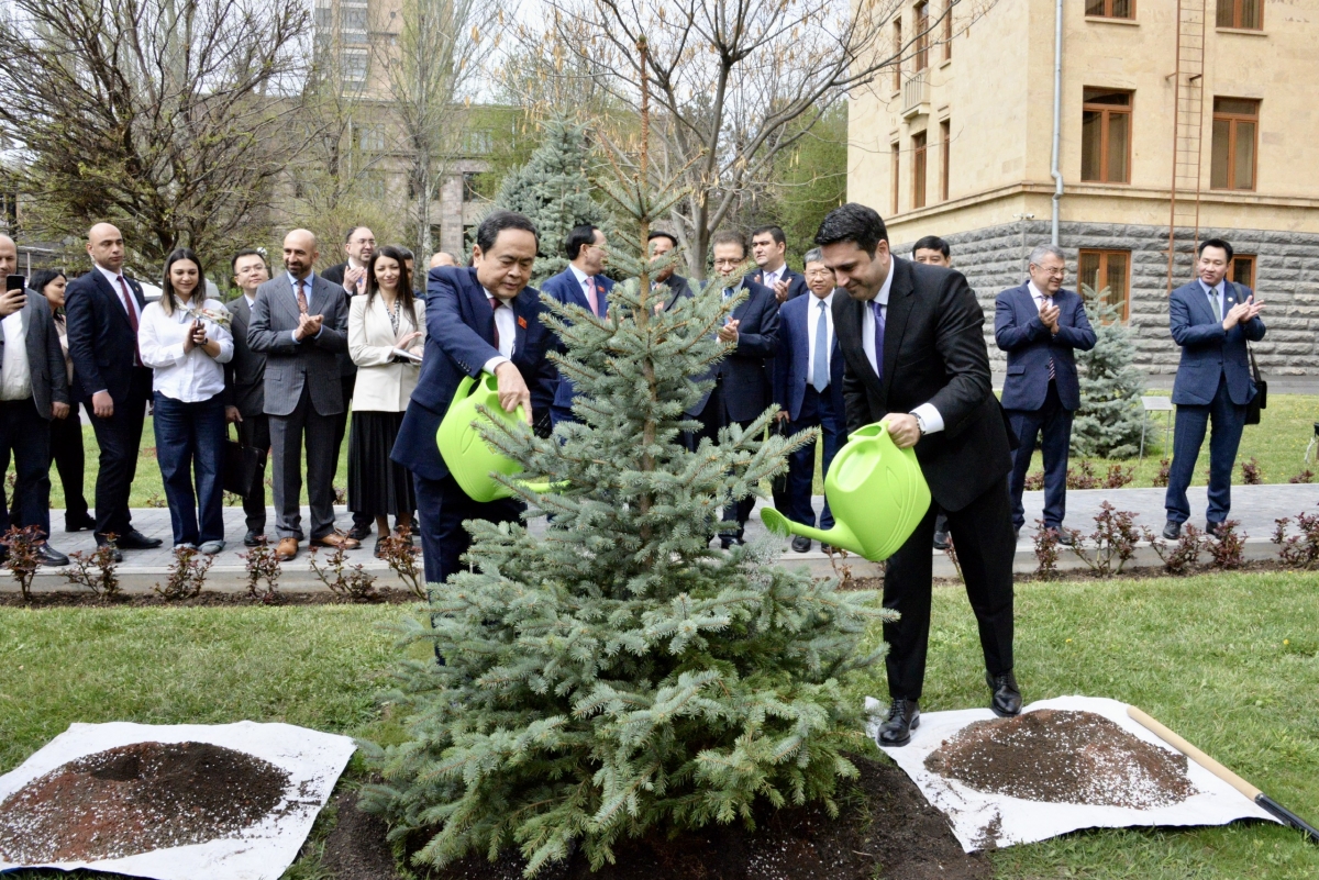 Hai Chủ tịch Quốc hội trồng cây lưu niệm